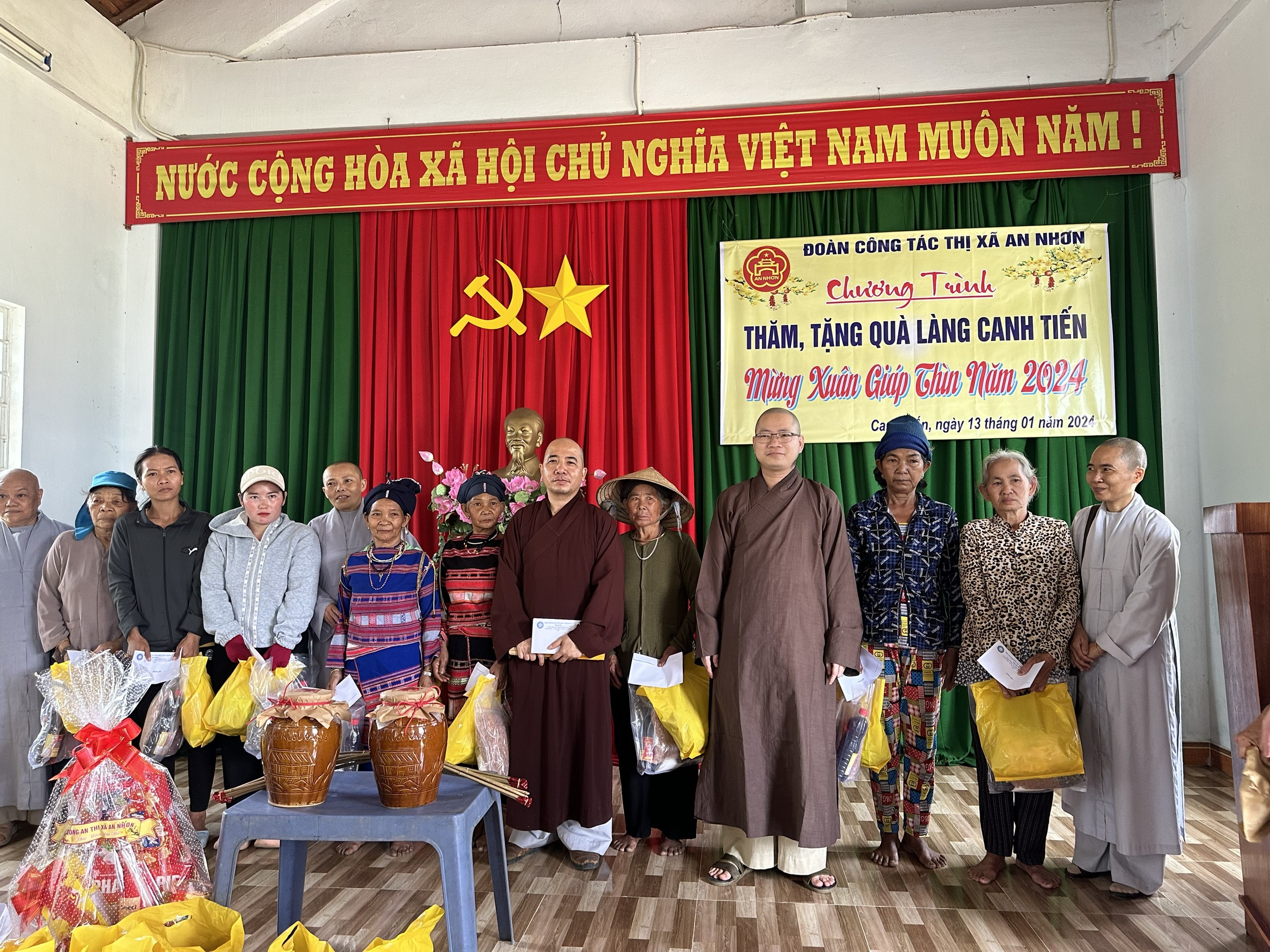 Phật giáo thành phố Quy Nhơn phát quà Tết cho đồng bào làng Canh Tiến